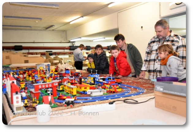 Große und kleine Kinder bestaunen die Lego Gastanlage