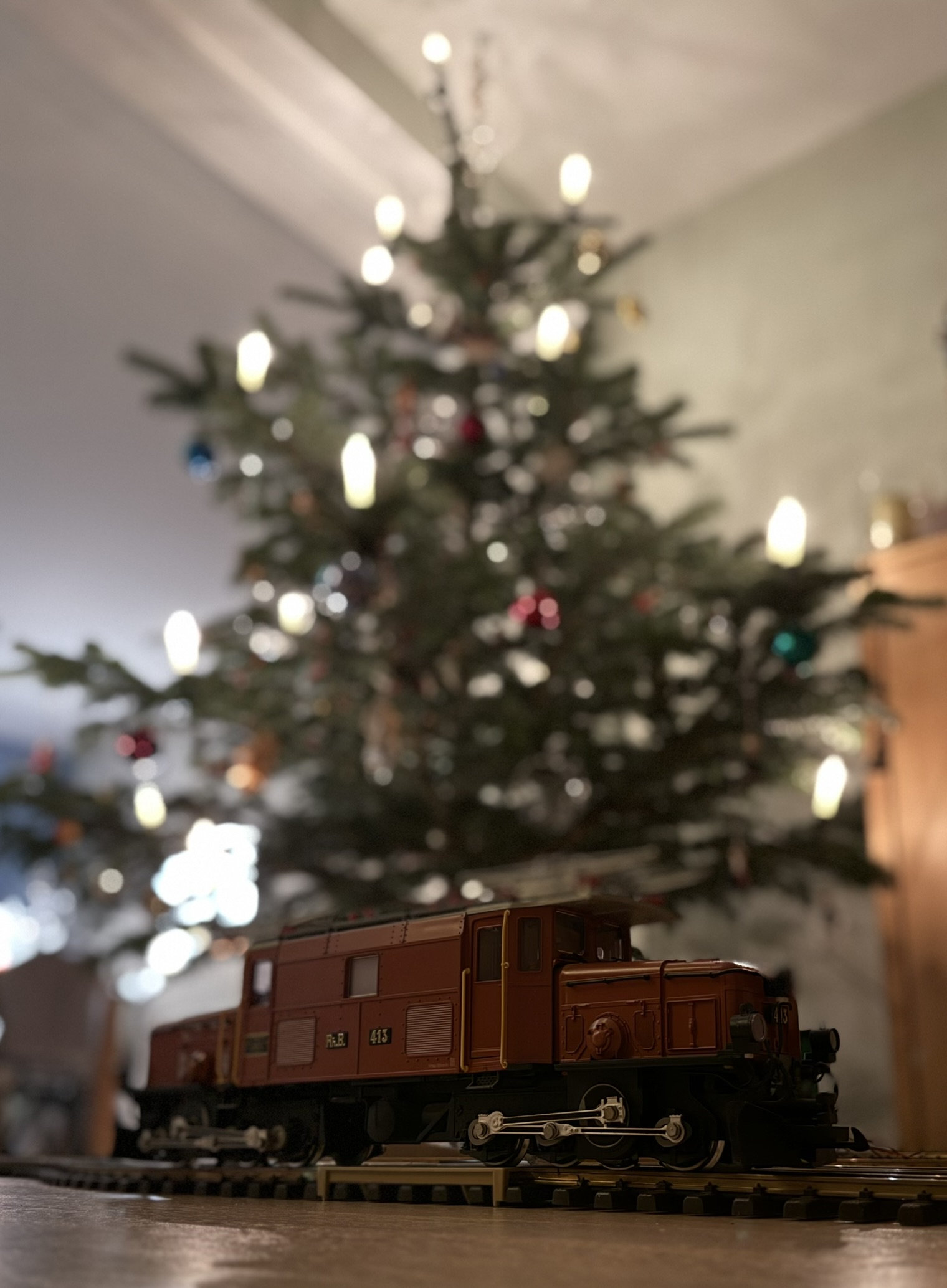 Modellbahn untem Weihnachtsbaum